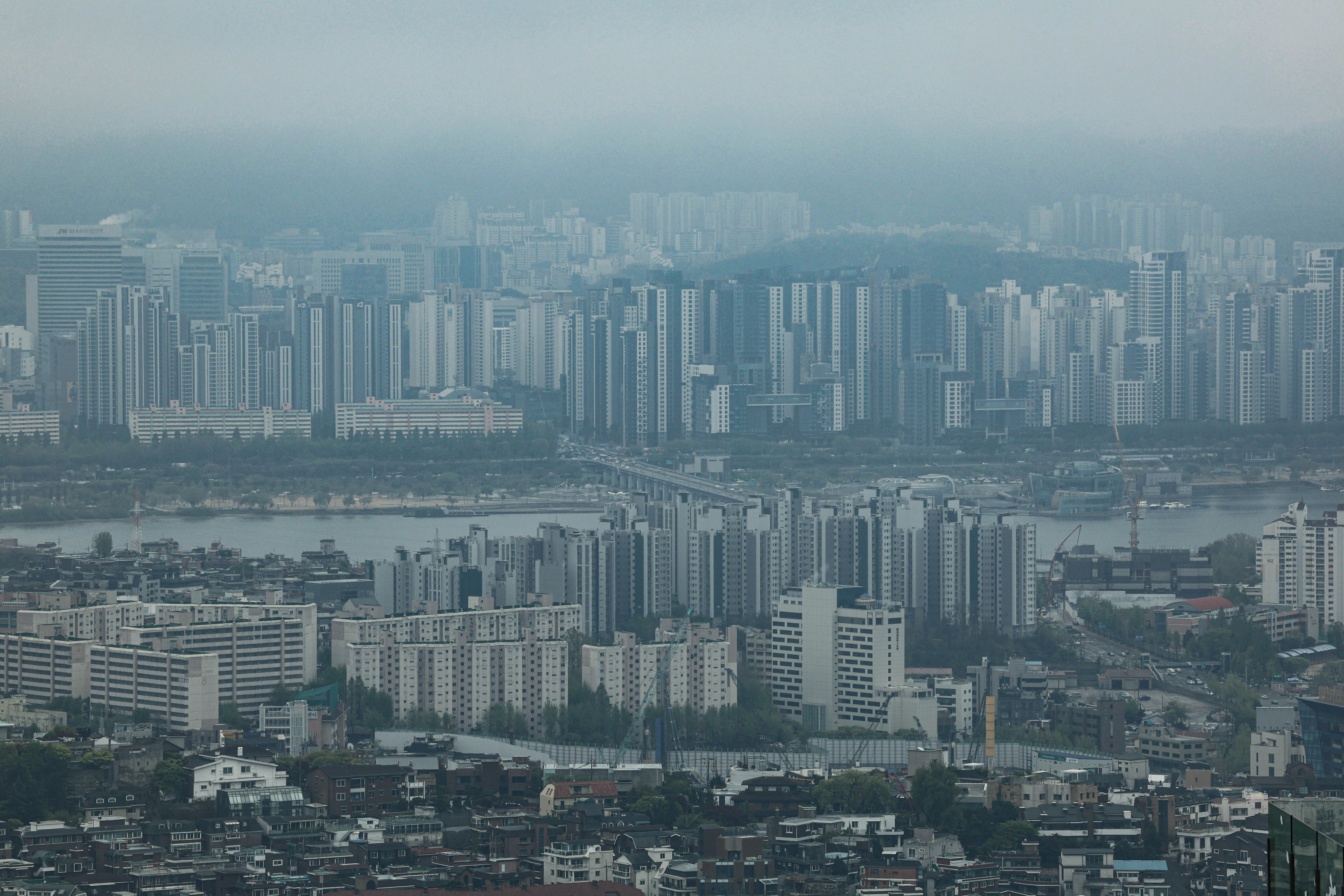 “Apartment Prices in Seoul: Decline Slows but Non-Gangnam Areas Continue to Drop”