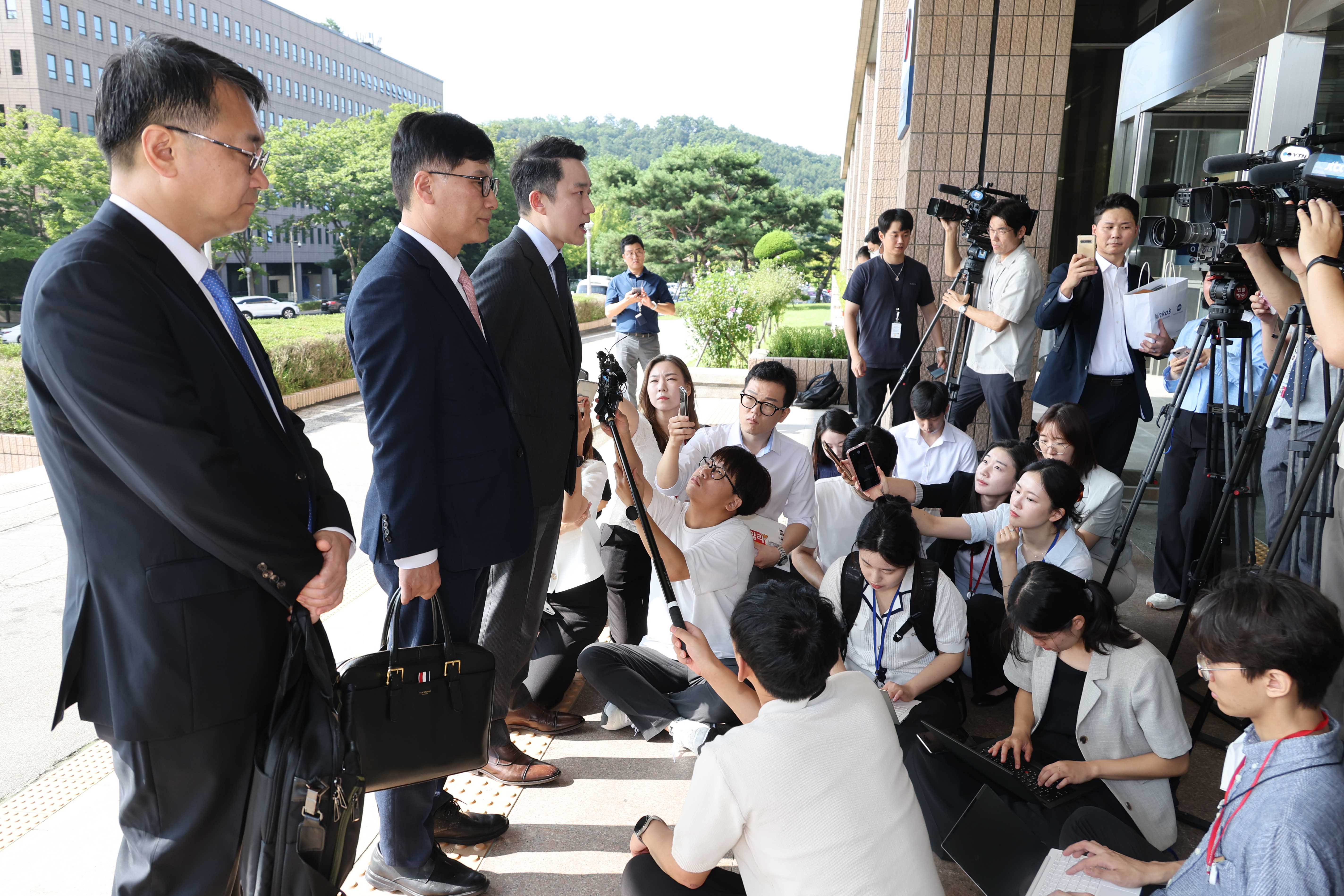 규제와 전쟁 중인 전문직 플랫폼, 언제 끝나나 - 뉴스 썸네일 이미지