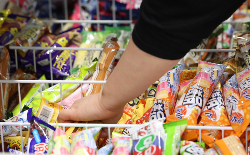 "요즘 누가 먹어"...얼어붙은 소비심리에 업계 투톱도 '흔들' [실적... - 뉴스 썸네일 이미지