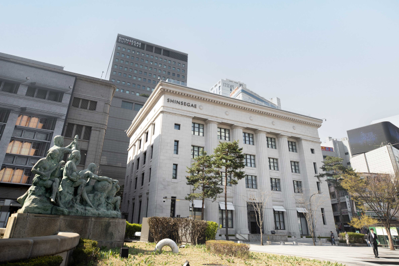 국내 유통사 중 유일...신세계·BTS 손 잡았다 - 뉴스 썸네일 이미지