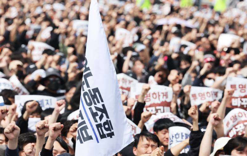 이재용 회장 집 앞이 전쟁터? 삼성 노조 vs 주주단체 '맞불 집회'