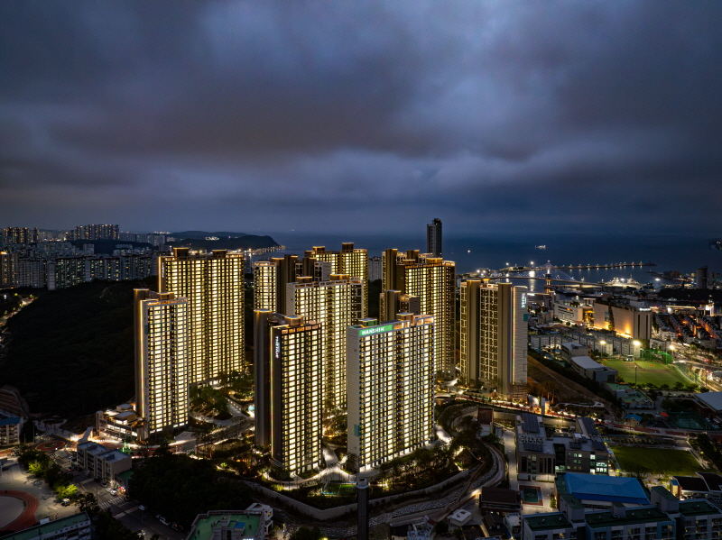 학산 한신더휴 엘리트파크, 입주 앞두고 점등식 'THEHUE LIGHTS' 개최 - 뉴스 썸네일 이미지