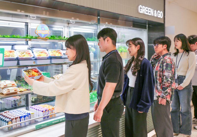 "식후엔 커피 대신 운동"...건강·간편식 시장 키우는 직장인들 - 뉴스 썸네일 이미지