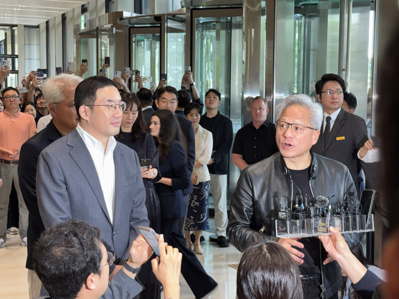 'AI 거품론' 평가에 젠슨 황 "다음 주 아닌 10년 후 생각, 매수 좋은 시기"