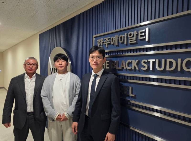 더블랙스튜디오, BJ철구·퀀타리움과 버추얼 콘텐츠 사업 협력 - 뉴스 썸네일 이미지