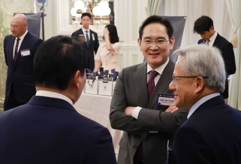 'AI 버블' 논쟁에 흔들린 반도체...'삼전닉스' 내년까지 갈까 - 뉴스 썸네일 이미지