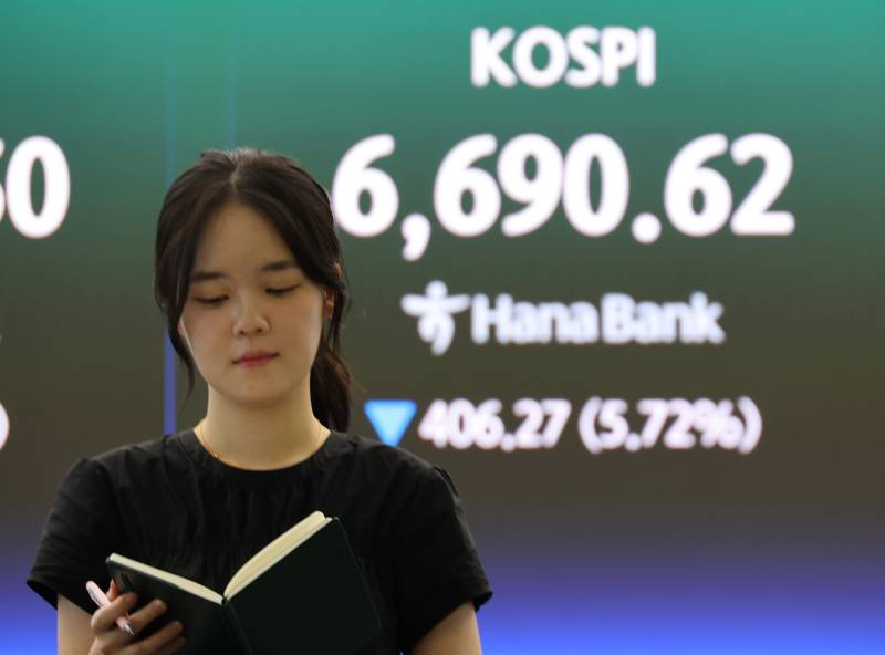 "주가창 보기 무섭다"...코스피 5.7% 급락에 다시 '6000피' - 뉴스 썸네일 이미지
