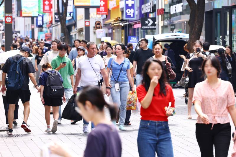 명동 약국에 외국인 줄서는 이유...'약' 아닌 이것 사러 간다 - 뉴스 썸네일 이미지